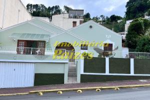 Casa Espaçosa com Quintal e Adega – Conforto e Sofisticação! 