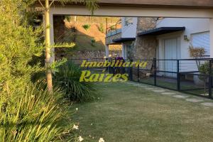 Casa 1 dormitório em condomínio fechado.